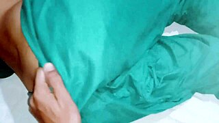 भाभी देवर घर पर डेसी इंडियन स्टाइल में चोदते हैं!