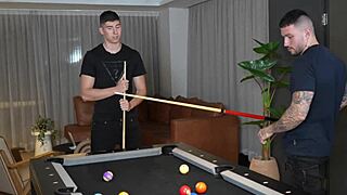 मैं बिलियर्ड खेल रहा था पर मारियाना दूसरे बॉल चाहती थी