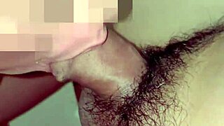 पिनाय कॉलेज स्टूडेंट मुंह मारती है और पहली बार गुदा सेक्स में योनी का मजा लेती है।