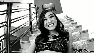 Slim college student stairwell पर roughly fuck होती है।