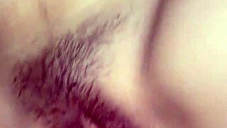 पिनाय कॉलेज स्टूडेंट मुंह मारती है और पहली बार गुदा सेक्स में योनी का मजा लेती है।