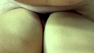 वर्जिन हॉर्नी स्टेपसिस्टर बेडरूम में पहली बार थप्पड़ खाती है