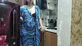 इंडियन सौतेली माँ रसोई में अपने सौतेले बेटे से मिलती है