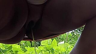 Crente casada mijando na rua