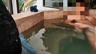 Esposa Consolando a Amigo de Su Esposo Flashing Pussy