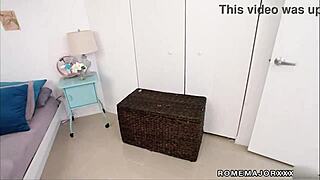 मिस रेक्वेल की मोटी गोरी गांड रोम मेजर्स के विशाल काले लंड को गहरा मुंह चूसना और काउगर्ल चुदाई में लेती है