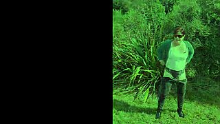 Trashy kiwi milf boldly pisses on roadside as traffic rushes by