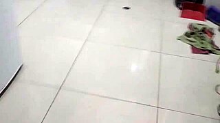 grabo a la mama de mi amigo mientras hace limpieza y me la follo 😏