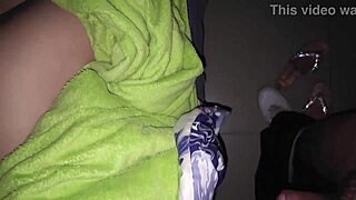 mi madrastra hechada en mi cama en el dormitorio