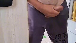 me espionou na cozinha vi tocando punheta madrasta mama mesmo