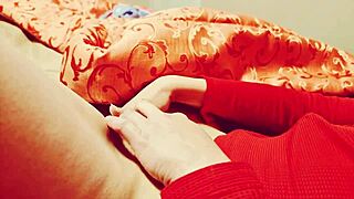 Chica caliente can't resist masturbating before dinner