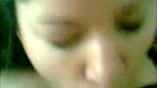 Dando una rica mamada a mature shaved pussy