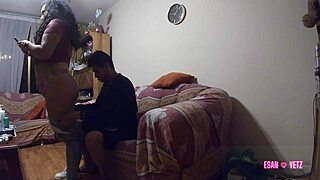 Me doy a la novia de mi amigo mientras ella le manda mensajes que esta bien en la fiesta