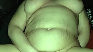 Solo milf reaches cumming orgasm