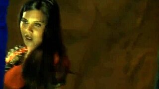 इंडियन मिल्फ गर्लफ्रेंड के साथ इरोटिक सोलो में कामुकता की खोज