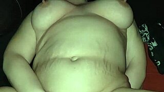 Solo milf reaches cumming orgasm