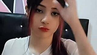 ओएमजी ये सेक्सी एक्ट्रेस स्टेपडैड को घरेलू ब्लोजॉब देती 😏