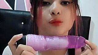 ओएमजी ये सेक्सी एक्ट्रेस स्टेपडैड को घरेलू ब्लोजॉब देती 😏