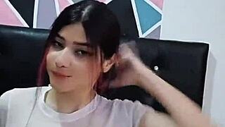 ओएमजी ये सेक्सी एक्ट्रेस स्टेपडैड को घरेलू ब्लोजॉब देती 😏