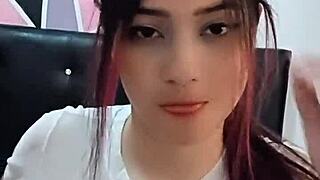 ओएमजी ये सेक्सी एक्ट्रेस स्टेपडैड को घरेलू ब्लोजॉब देती 😏