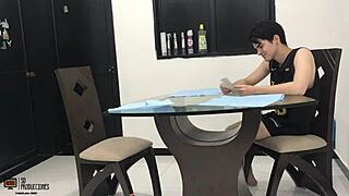 A cambio de plata le digo a mi hermanastro que me folle el coño con hardcore cumshot parte 1