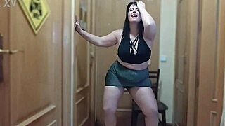 let's groove with this milf shaking her big ass in a hot dance and striptease show