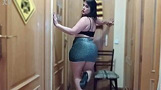 let's groove with this milf shaking her big ass in a hot dance and striptease show