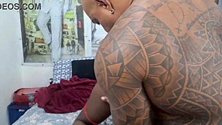 deitei só de calcinha pra provocar meu padrasto com piercing e tatuagem