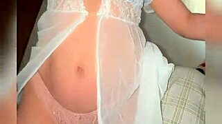 Madrastra Entra Al Cuarto De Su Hijastro Y Lo Encuentra Con La Verga De Fuera Ella Se Calienta Y Le Pide Que Se La Coja