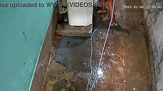 हिडन कैमरा मिल्फ स्टीपमॉम को बाथिंग करते हुए कैच करता है फिर प्राइवेट यार्ड में बिग नेचुरल टिट्स फ्लैश करती है