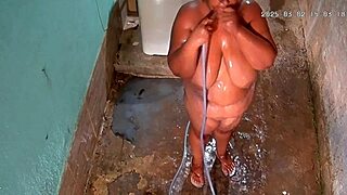 हिडन कैमरा मिल्फ स्टीपमॉम को बाथिंग करते हुए कैच करता है फिर प्राइवेट यार्ड में बिग नेचुरल टिट्स फ्लैश करती है