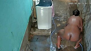 हिडन कैमरा मिल्फ स्टीपमॉम को बाथिंग करते हुए कैच करता है फिर प्राइवेट यार्ड में बिग नेचुरल टिट्स फ्लैश करती है