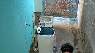 हिडन कैमरा मिल्फ स्टीपमॉम को बाथिंग करते हुए कैच करता है फिर प्राइवेट यार्ड में बिग नेचुरल टिट्स फ्लैश करती है