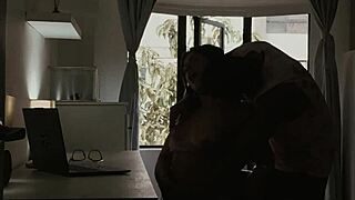 modelo porno gets fucked in home office by smaller roommate with big cock