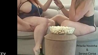 M�e E Filha De Lingerie Aberta Se Esfregando