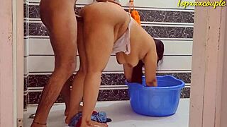 गर्म देसी भाभी बाथरूम में फ्रेंड के साथ।