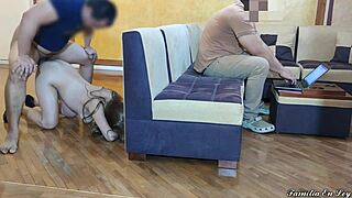 Me follo a la esposa de mi hermano mi cu�ada hermosa mientras que su marido esta trabajando en la lapto NTR