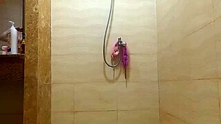 Shower Voyeur Camera Nude Regina Noir In The Shower Washes And Rubs With Oil Vert