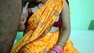 इंडियन ने अपने बेटे के ट्यूशन टीचर के साथ चुदाई की, bedroom में rough sex