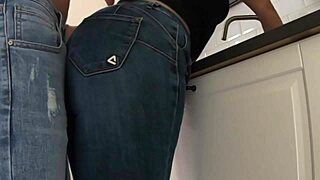 lega a casa del trabajo y encuentra a la madrastra lavando los platos en la cocina rapidito por detras con una gran corrida 😏🍑💦