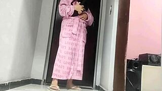 Feeling Overwhelmed as Enteado Flagra Madrasta Enfiando Todo Consolo No Cuzinho