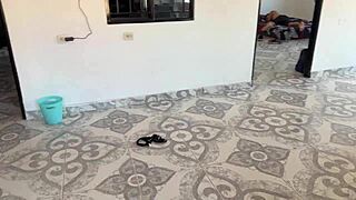 Hermanastro Descubre Jalandomela con Calzones de Pequeña Hermanastra y Folla Duro