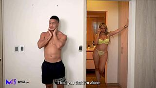 मेरी स्टीपमदर मोनिक फ्यूंटेस मेरी बड़ी लंड चूसती है ताकि मैं स्टीप डैड मैक्स बेटान्कुर को न बताऊं।