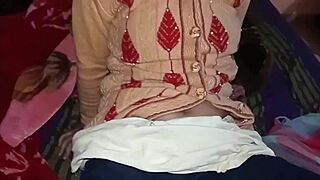 नई दुल्हन इंडियन लड़की ससुर को चुदाई के लिए समर्पित पति ओवरटाइम पर