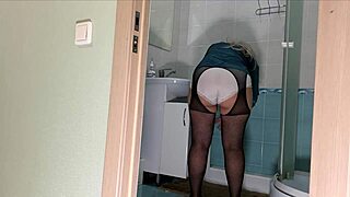 Whoa, this old milf offers up her tight ass for homemade anal action! 😲