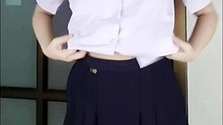 คลิปหลุดนักเรียน วัยรุ่นร้อนเงินใส่ชุดนักเรียนถ่ายคลิปเสียวแลกเงิน