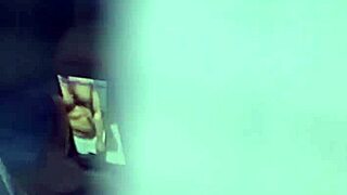 Cheguei mais cedo e flagrei ela se masturbando para outro macho