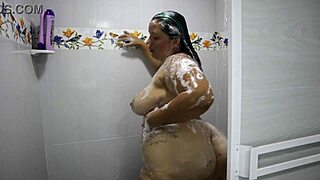Chica gordita con tetas grandes en la ducha