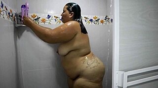 Chica gordita con tetas grandes en la ducha