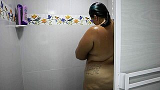 Chica gordita con tetas grandes en la ducha